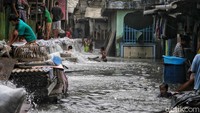 Kekhawatiran itu bukan tanpa alasan, diketahui sudah ada rumah yang hancur akibat banjir rob tersebut.