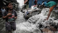 Biasanya rob ini akan surut sore hari dan akan kembali merendam area permukiman warga pada esok pagi hingga menjelang siang.