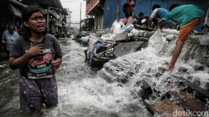 Anak-anak di Muara Baru Asyik Main Air Saat Tanggul Laut Bocor Tanggul laut di kawasan Muara Baru mengalami kebocoran yang cukup parah. Tak sedikit anak-anak yang memanfaatkan kondisi itu untuk bermain air.