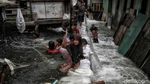 Tanggul Laut yang Bocor di Muara Baru, Jakarta Utara Jadi Arena Bermain