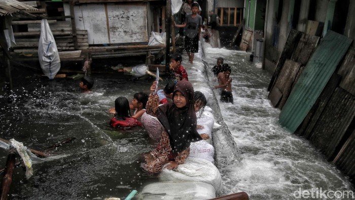 Tanggul laut di kawasan Muara Baru mengalami kebocoran yang cukup parah. Tak sedikit anak-anak yang memanfaatkan kondisi itu untuk bermain air.