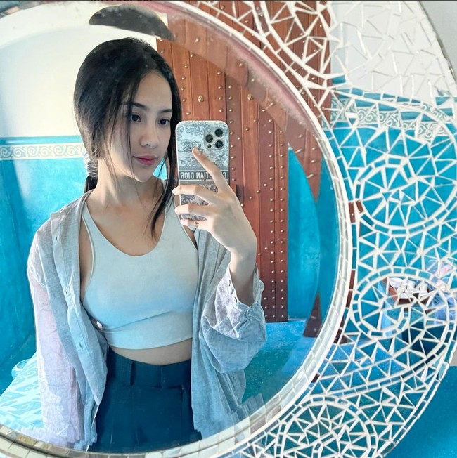 Dalam serial tersebut Anya Geraldine beradu akting dengan Reza Rahardian dan juga Putri Marino. Reza Rahardian sendiri berperan sebagai Aris, sosok pria yang telah memiliki anak, dan seorang istri bernama Kinan, yang diperankan oleh Putri Marino. Foto: Instagram/@anyageraldine