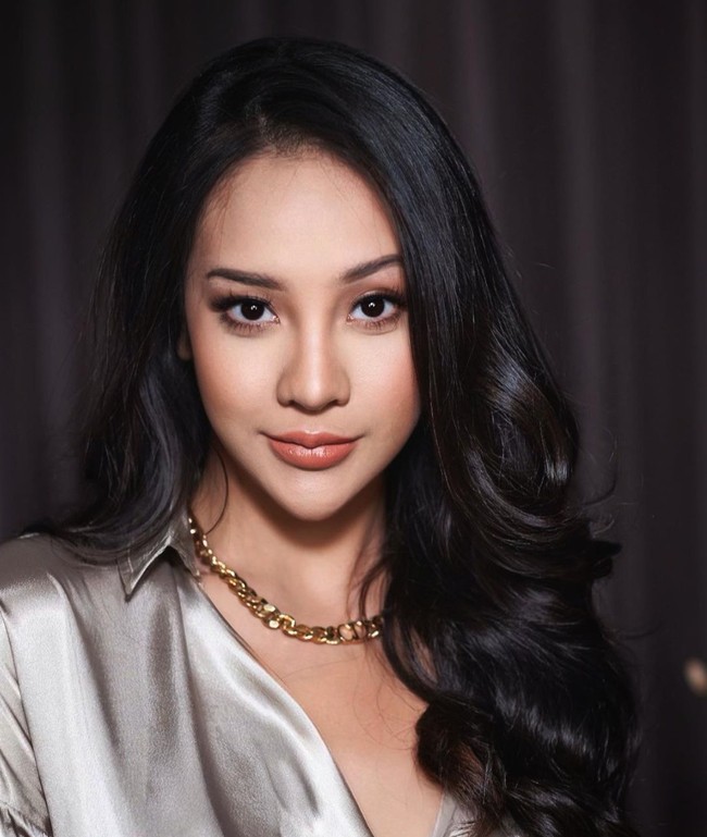 Karakter yang diperankan oleh Anya Geraldine dalam serial Layangan Putus itu sukses membuat para penontonnya ikut terbawa suasana dan menjadi kesal. Tak sedikit yang kemudian menyamakannya dengan Han So Hee, pemeran Dakyung dalam serial Korea The World of The Married. Foto: Instagram/@anyageraldine