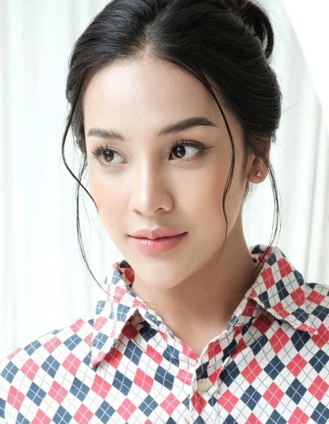 Kehadiran karakter yang diperankan oleh Anya Geraldine itu membuat rumah tangga Aris dan Kinan yang semula harmonis menjadi berantakan. Diceritakan bahwa Aris yang diperankan oleh Reza Rahardian itu berselingkuh dengan Lydia (Anya Geraldine) saat sang istri tengah hamil. Foto: Instagram/@anyageraldine