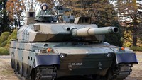 PM Jepang, Fumio Kishida saat melakukan inspeksi dengan naik tank JGSDF di Tokyo, (27/11/2021). (Foto: AP/Kiyoshi Ota)