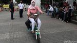 Asyiknya Jalan-jalan Naik Sepeda Listrik di Dalam Kaum Bandung