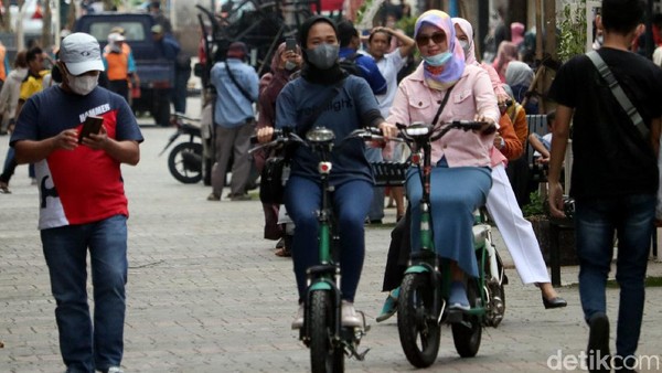 Sejumlah warga mengendarai sepeda listrik saat berkunjung ke kawasan Dalam Kaum, Kota Bandung.