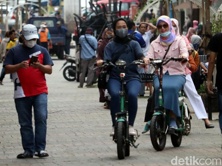 Asyiknya Jalan-jalan Naik Sepeda Listrik di Dalam Kaum Bandung