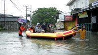 Relawan mengavakuasi warga saat terjadi banjir di Kelurahan Paccinongan, Kabupaten Gowa, Sulawesi Selatan, Selasa (7/12/2021). Sejumlah permukiman di daerah itu terendam banjir akibat hujan dengan intensitas tinggi beberapa hari terakhir sehingga sebagian warga mulai mengungsi. (ANTARA FOTO/Arnas Padda).