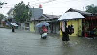 Sejumlah permukiman di daerah itu terendam banjir akibat hujan dengan intensitas tinggi beberapa hari terakhir. Sebagian warga pun mulai mengungsi.