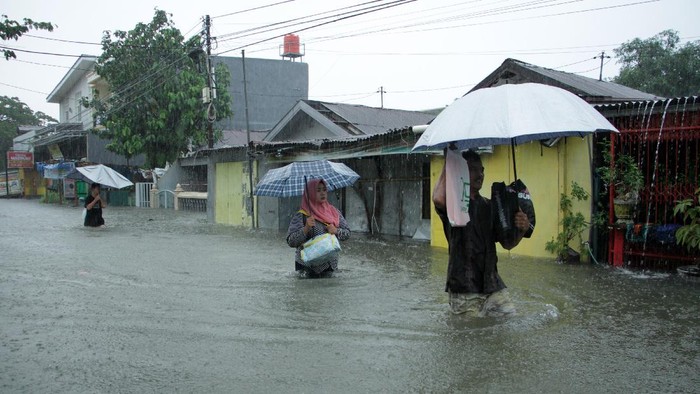 BANJIR DI KABUPATEN GOWA Sejumlah permukiman di Kelurahan Paccinongan, Kabupaten Gowa, Sulawesi Selatan kebanjiran. Sebagian warga mulai mengungsi, Selasa, (7/12/2021). ANTARA FOTO/Arnas Padda/yu/foc.
