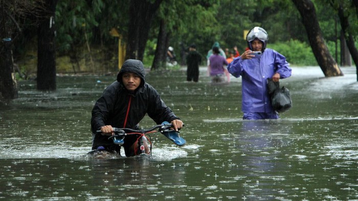 BANJIR DI KABUPATEN GOWA Sejumlah permukiman di Kelurahan Paccinongan, Kabupaten Gowa, Sulawesi Selatan kebanjiran. Sebagian warga mulai mengungsi, Selasa, (7/12/2021). ANTARA FOTO/Arnas Padda/yu/foc.