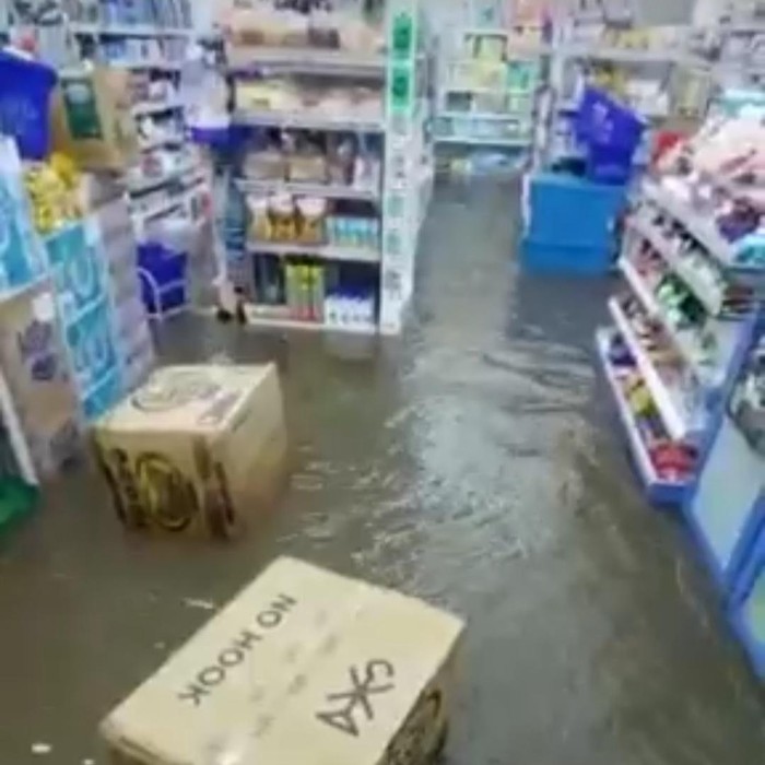 Hujan deras beberapa jam mengakibatkan debit Sungai Sumberwaru naik, hingga sebagian tanggulnya jebol. Luberan air sungai tersebut saat ini merendam permukiman penduduk, minimarket dan jalur Mojokerto-Pasuruan di dua desa.