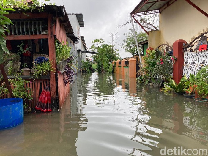 Banjir di Perumahan Dewi Karmila Sari, Tamalanrea, Makassar.