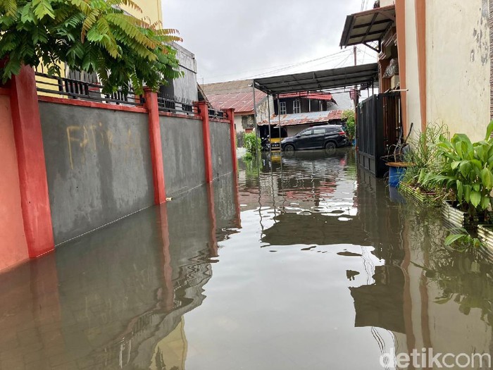 Banjir di Perumahan Dewi Karmila Sari, Tamalanrea, Makassar. Banjir di Perumahan Dewi Karmila Sari, Tamalanrea, Makassar.