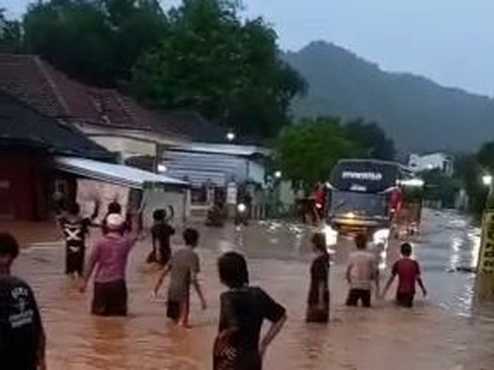 Banjir di Tirtomoyo, Wonogiri, Jawa Tengah, Selasa (7/12/2021) sore.