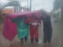 4 Bayi Sempat Terjebak Banjir, Diselamatkan Petugas Makassar