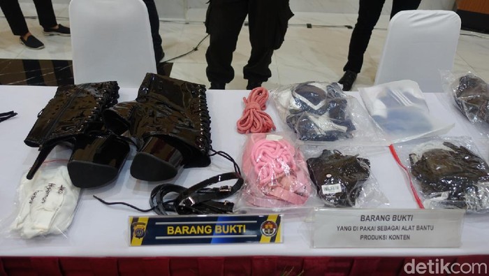 Barang bukti kasus Siskaeee yang ditampilkan dalam jumpa pers Polda DIY, Sleman, Selasa (7/12/2021).