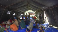 Sejumlah warga berdiam di tenda pengungsian korban banjir di Dusun Batulayar Utara, Desa Batulayar Barat, Kecamatan Batulayar, Lombok Barat, NTB, Selasa (7/12/2021).