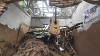 Selain menimbulkan korban jiwa, banjir bandang di Batulayar juga mengakibat sejumlah rumah warga rusak berat, jembatan ambruk dan bangunan sekolah rusak ringan.