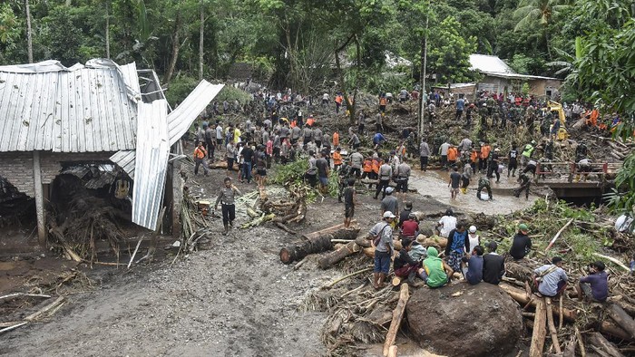Begini Kerusakan Akibat Banjir Bandang di Lombok Barat Sebuah gitar tergantung di dinding rumah yang temboknya roboh akibat diterjang banjir di Dusun Batulayar Utara, Desa Batulayar Barat, Kecamatan Batulayar, Lombok Barat, NTB, Selasa (7/12/2021). Menurut data BPBD NTB sebanyak empat korban meninggal dunia akibat banjir bandang disertai tanah longsor di Dusun Batulayar Utara dan satu korban masih hilang serta satu orang mengalami patah kaki akibat terhempas material banjir bandang. ANTARA FOTO/Ahmad Subaidi/foc.