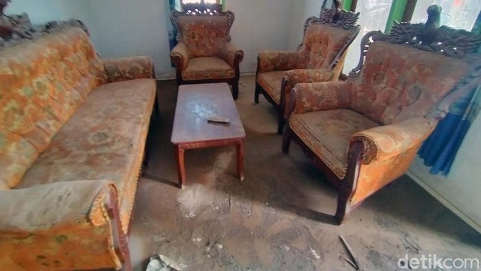 Begini Kondisi Kampung Renteng Usai Diguyur Abu Vulkanik Semeru Puluhan rumah di Dusun Kampung Renteng, Desa Sumber Wuluh diterjang awan panas Gunung Semeru pada Sabtu (4/12) lalu. Begini kondisi rumah-rumah warga.