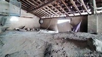 Begini kondisi salah satu rumah warga yang penuh dengan abu vulkanik.