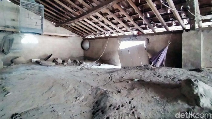 Puluhan rumah di Dusun Kampung Renteng, Desa Sumber Wuluh diterjang awan panas Gunung Semeru pada Sabtu (4/12) lalu. Begini kondisi rumah-rumah warga.