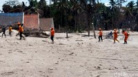 Tim SAR terus melakukan pencarian korban letusan gunung.