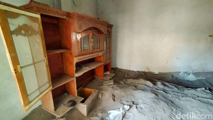 Puluhan rumah di Dusun Kampung Renteng, Desa Sumber Wuluh diterjang awan panas Gunung Semeru pada Sabtu (4/12) lalu. Begini kondisi rumah-rumah warga.