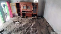 Bagian dalam rumah tertutup abu vulkani Gunung Semeru.