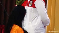 Siskaeee memakai pakaian tahanan berwarna oranye. Ia menggunakan masker berwarna putih dan tidak menggunakan kerudung seperti penampilannya saat diperiksa dan penggeledahan. Rambutnya pun tampak tergerai.