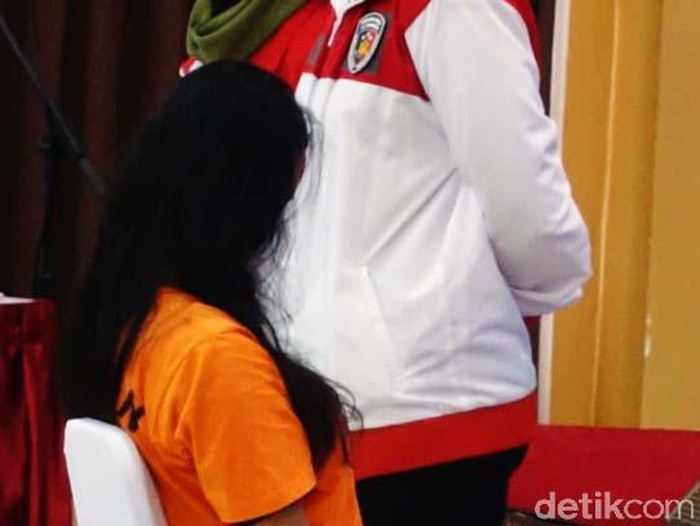 Polda DIY gelar barang bukti dan tersangka kasus pornografi aksi pamer payudara dan kemaluan di kawasan Bandara YIA. Pemeran video viral, Siskaeee turut dihadirkan.