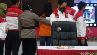 Siskaeee duduk di kursi dengan posisi membelakangi awak media. Wanita kelahiran Sidoarjo itu dikawal oleh empat orang polwan menggunakan jaket berwarna merah dan putih. Selama jumpa pers, keempat polwan itu mengawal ketat dan menghalangi agar Siskaeee minim terekspose.