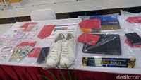 Sejumlah barang bukti juga dipamerkan dalam jumpa pers tersebut.