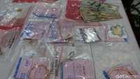 Barang bukti yang disita diantaranya uang dan perhiasan.