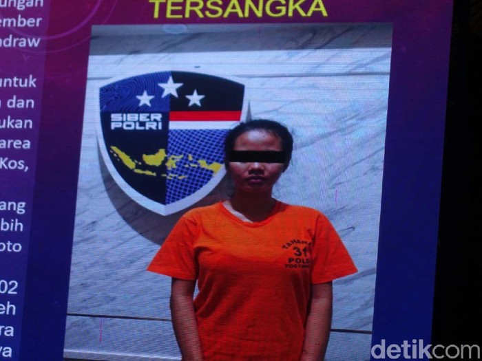 Polda DIY gelar barang bukti dan tersangka kasus pornografi aksi pamer payudara dan kemaluan di kawasan Bandara YIA. Pemeran video viral, Siskaeee turut dihadirkan.