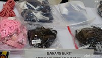 Polisi juga telah menggeledah kamar kos Siskaeee dan mengamankan beberapa barang. Polisi belum mengungkap lokasi kos Siskaeee yang digeledah tersebut. Siskaeee juga telah menjalani tes psikologi untuk memeriksa apakah yang bersangkutan mengalami gangguan dalam perilaku atau tidak.