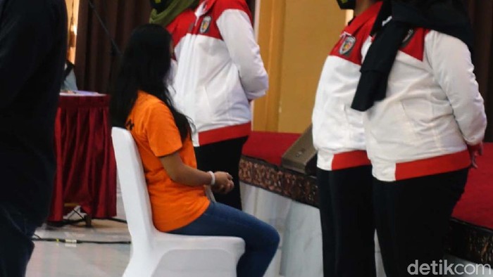 Berbaju Tahanan, Siskaeee Dipamerkan Polda DIY Polda DIY gelar barang bukti dan tersangka kasus pornografi aksi pamer payudara dan kemaluan di kawasan Bandara YIA. Pemeran video viral, Siskaeee turut dihadirkan.