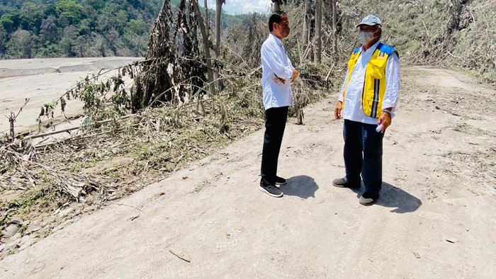 Presiden Jokowi meninjau Jembatan Besuk Koboan di Kecamatan Candipuro, Kabupaten Lumajang. Jembatan ini runtuh akibat erupsi Gunung Semeru.