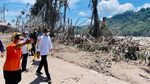 Berkemeja Putih, Jokowi Cek Jembatan Ambruk Gegara Amukan Semeru