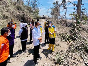 Berkemeja Putih, Jokowi Cek Jembatan Ambruk Gegara Amukan Semeru
