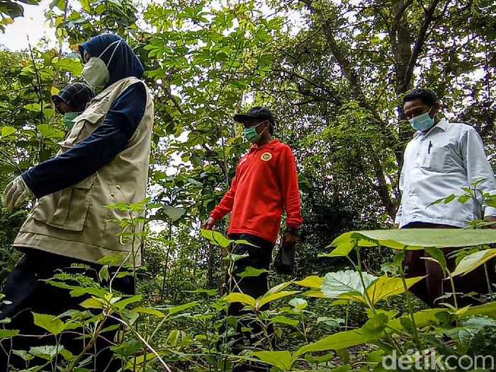 BIN DIY bersama nakes melakukan vaksinasi door to door di Sentolo, Kulon Progo, Selasa (7/12/2021).