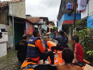 BPBD DKI Evakuasi Warga Terdampak Banjir Rob di Sunda Kelapa