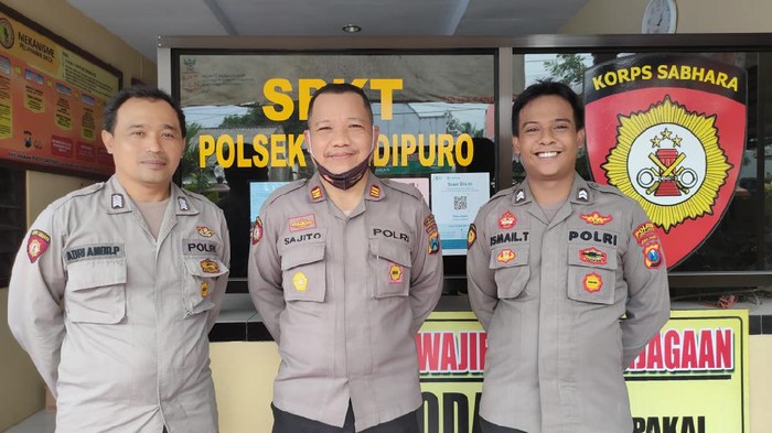 Beredar video aksi heroik polisi mengimbau truk-truk penambang pasir untuk meninggalkan lokasi, saat erupsi Semeru terjadi. Ia yakni anggota Polsek Candipuro, Briptu Ismail.