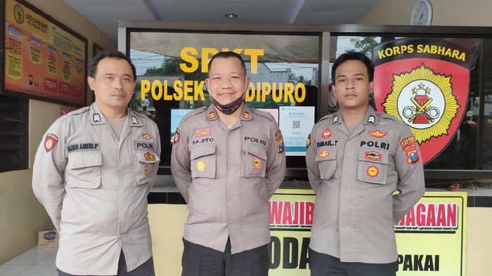 Beredar video aksi heroik polisi mengimbau truk-truk penambang pasir untuk meninggalkan lokasi, saat erupsi Semeru terjadi. Ia yakni anggota Polsek Candipuro, Briptu Ismail.