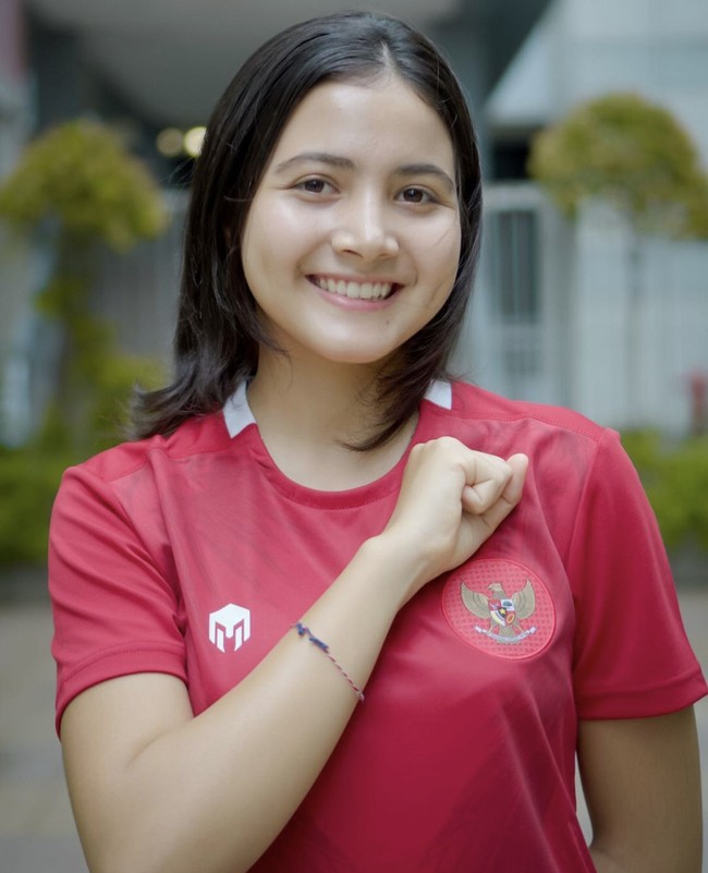 Bulan Sutena memiliki paras blasteran dan disebut mirip dengan aktris Tanah Air. Namanya melejit usai menyanyikan ulang (cover) lagu di aplikasi TikTok. Lagu tersebut langsung menyebar luas dan digunakan oleh pengguna TikTok lainnya. Foto: Dok. Instagram @bulansutena.