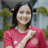 Bulan Sutena memiliki paras blasteran dan disebut mirip dengan aktris Tanah Air. Namanya melejit usai menyanyikan ulang (cover) lagu di aplikasi TikTok. Lagu tersebut langsung menyebar luas dan digunakan oleh pengguna TikTok lainnya. Foto: Dok. Instagram @bulansutena.