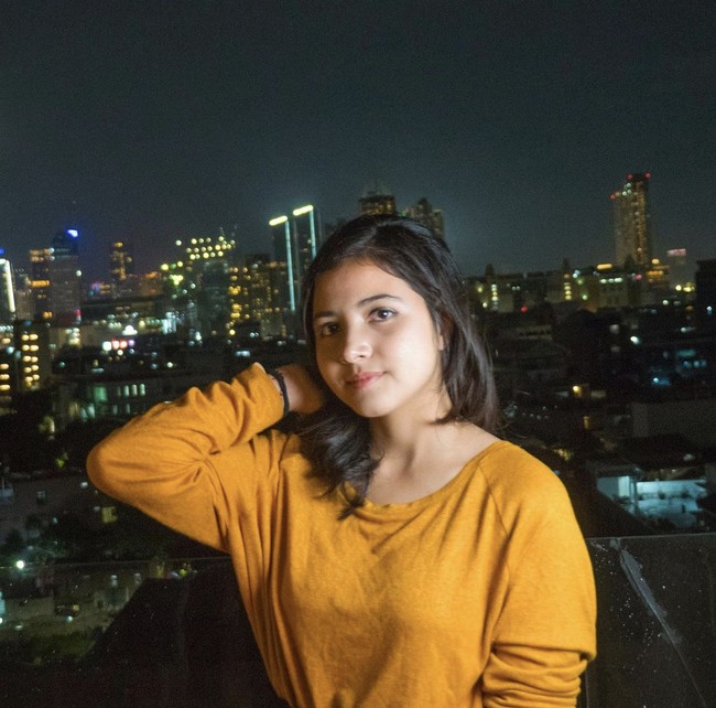 Lewat lagu Terpesona dan Aduh Mamae, nama Bulan langsung dikenal luas oleh pengguna media sosial. Penampilan kasualnya juga menjadi sorotan karena ia kerap menggunakan kaus santai untuk kegiatan sehari-hari. Foto: Dok. Instagram @bulansutena.