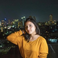 Lewat lagu Terpesona dan Aduh Mamae, nama Bulan langsung dikenal luas oleh pengguna media sosial. Penampilan kasualnya juga menjadi sorotan karena ia kerap menggunakan kaus santai untuk kegiatan sehari-hari. Foto: Dok. Instagram @bulansutena.